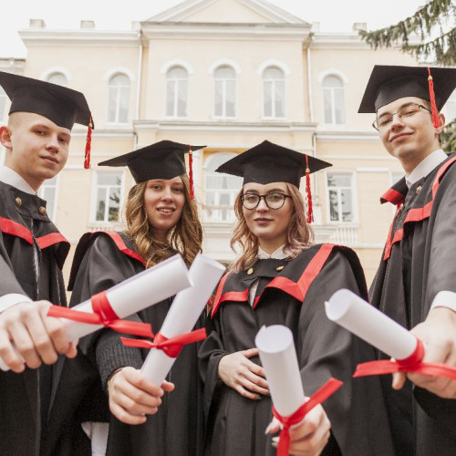 Vacanţa pentru elevii de clasa a VIII-a şi a XII-a, cu două săptămâni în plus faţă de ceilalţi