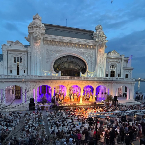 Redeschiderea Cazinoului din Constanța, un simbol al orașului, a fost surprinsă în imagini pline de emoție și bucurie, transmite ziarulamprenta.ro. Fotografiile selectate au fost transmise presei alături de un comunicat oficial și arată entuziasmul vizitatorilor, dar și procesul de reînviere a unui monument cu o istorie zbuciumată.