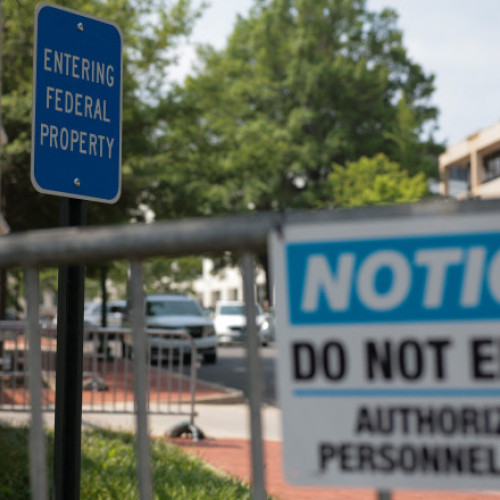 Israel își închide ambasadele din întreaga lume, inclusiv din România, și îndeamnă cetățenii să fie vigilenți, evitând afișarea simbolurilor evreiești sau israeliene în spațiile publice, potrivit unui aviz publicat vineri pe site-urile ambasadelor. Masura a fost anunțată după ce Israelul a lansat atacuri ample asupra Iranului, relatează Digi24.ro.