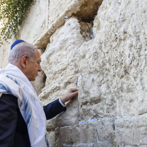 Israelul a denumit operațiunea militară împotriva Iranului „Rising Lion” (Leul care se ridică), un nume inspirat dintr-un verset biblic care promite un viitor victorios pentru Israel, relatează Reuters. Prim-ministrul Benjamin Netanyahu a fost surprins joi punând o notiță scrisă de mână într-o crăpătură a Zidului Plângerii din Ierusalim, cel mai sfânt loc de rugăciune al iudaismului. În retrospectivă, această notiță făcea referire la atacurile iminente asupra Iranului.