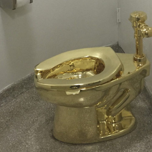 doi bărbați condamnați pentru furtul unei toalete din aur de la un castel englez