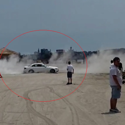 mașină retrasă pe plajă. Conducătorul auto a fost amendat cu 11.405 lei și i-au fost scoase 2 puncte de penalizare de pe permis, pentru că nu a respectat semnul „acces interzis”, a circulat cu mașina neautorizată pe plajă și a făcut manevre periculoase, accelerând și frânând brusc.