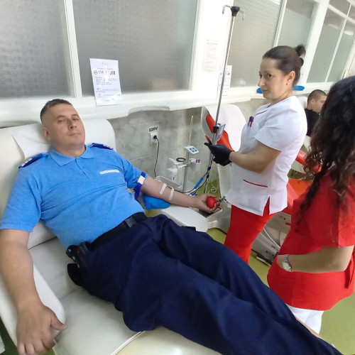 Jandarmii botoșăneni se implică în campania de donare de sânge de Ziua Mondială a Donatorului