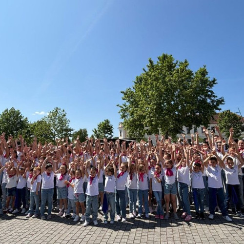 flashmob în piața cetății din alba Iulia: zeci de tineri dansează pe melodia "Happy"