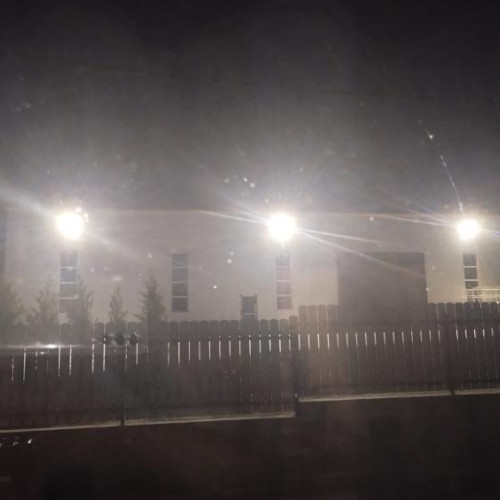 Iluminatul excesiv al unei hale industriale deranjează locuitorii din Apahida, Cluj