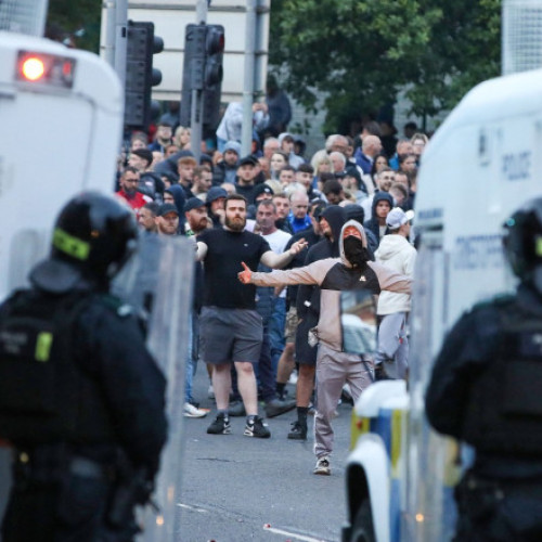 violente și tulburări în Ballymena, Irlanda de Nord, după incidentul din iunie