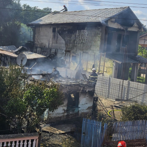 Trei case din Poiana lui Stanga, cuprinse de un incendiu în Giurgiu