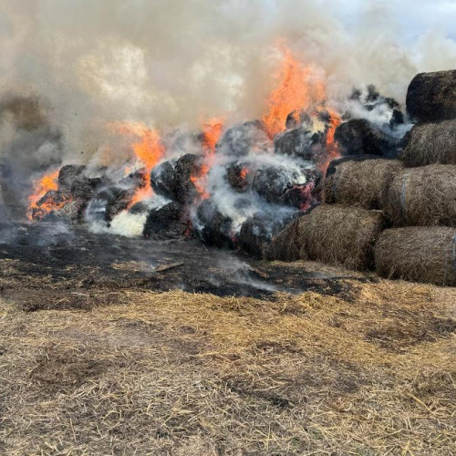 UPDATE: Incendiu în Lancrăm - baloți de paie arși. Intervenția pompierilor din Sebeș, dublată de două mașini specializate.