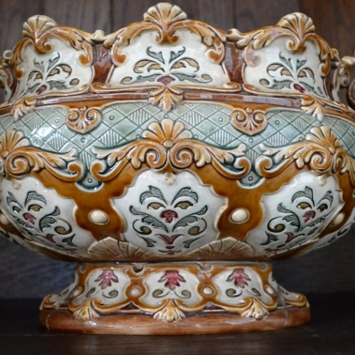 vas decorativ cu semnificație istorică, păstrat la casa memorială "Nicolae Iorga" din Botoșani