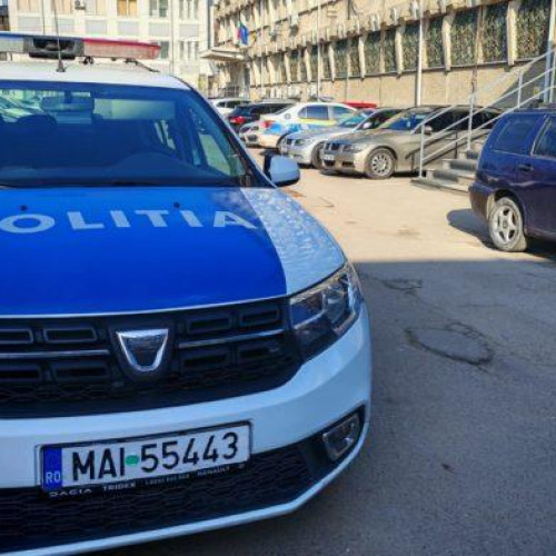 Doi botosaneni urmăriți internațional aduși în țară după o operațiune de amploare