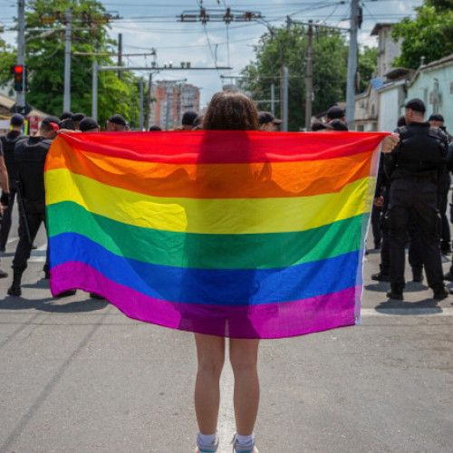 Tensiuni la Chișinău în timpul unei manifestații religioase și a unui protest LGBT