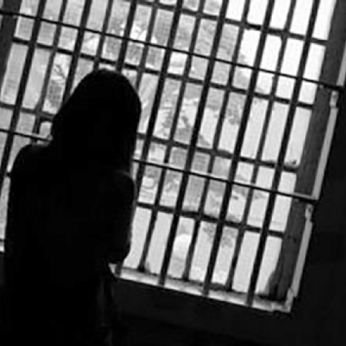 O femeie a fost condamnată la zece ani de închisoare pentru omor, după ce a înjunghiat mortal pe concubinul ei în toamna anului trecut în orașul Călan, Hunedoara. Potrivit Tribunalului Hunedoara, femeia era cunoscută pentru o fire violentă și a mai fost condamnată de două ori pentru infracțiuni de violență.