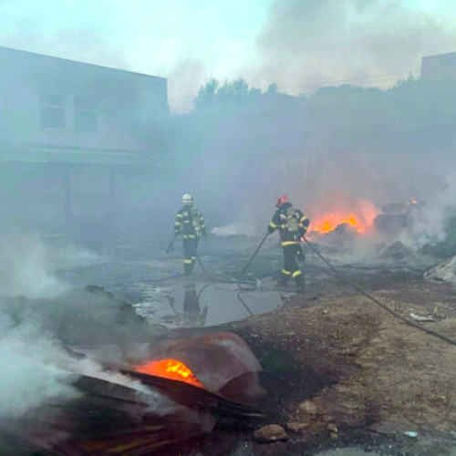 incendiu Puternic la o hala și platforma cu deșeuri din Hunedoara
