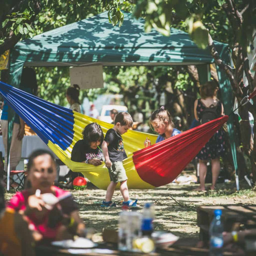 Festivalul „Mutat la țară” se desfășoară în satul Vinerea, din județul Alba, și își propune să readucă oamenii aproape de tradiții și viața rurală autentică. Evenimentul, organizat în Poiana cu Goruni, aproape de orașul Cugir, începe vineri, 11 iulie, de la ora 14:00, iar în weekend programul continuă de la ora 12:00.