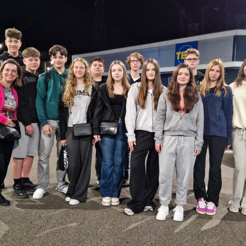 Visul elevilor de la Colegiul Național „Petru Rares” din Piatra Neamț a devenit realitate, potrivit monitorulneamt.ro. Membrii echipei Alia Vita au reușit să strângă suma necesară pentru a pleca în Statele Unite ale Americii. La plecare, au postat pe Facebook o fotografie și un mesaj de mulțumire pentru sponsorii și donatorii care au făcut posibilă această călătorie.