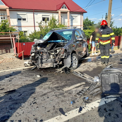 Accident violent la Vaculești: zece persoane rănite, printre care și doi copii