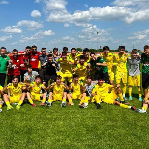 Vointa Crevedia, campioana județeană la seniori, juniori U19, U17 și câștigătoare a Cupei României Dâmbovița, continuă sezonul de succes. Echipa de juniori U19, sub conducerea antrenorului George Bozieru, a câștigat Grupa 3 din Regiunea 3 Sud-Vest, după o victorie clară cu Dinamic Kids Videle, scor 3-1. Golurile pentru calificare au fost marcate de Eduard Drăghici, Cristian Vasilescu și David Preda.