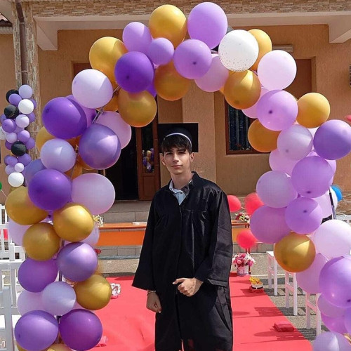 Elevii de la școala gimnazială din Costinești au avut o sărbătoare specială pentru promovarea în clasa a IX-a, în cadrul unei festivități dedicată absolvirorii clasei a VIII-a. În discursul său, directorul unității, profesor Marin Gheorghita, a spus că cea mai mare mândrie a școlii este performanța elevului Emi, care a fost desemnat șeful promoției, și că toți elevii trebuie să urmeze exemplul său de ambiție și seriozitate.