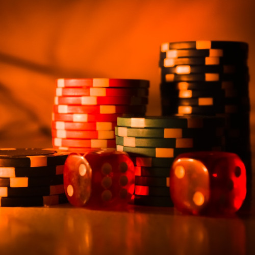 Descoperă regulile simple ale jocului de blackjack și șansele de câștig