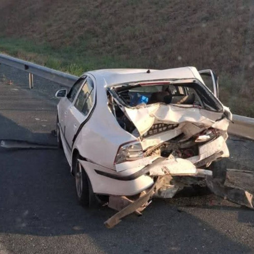 accident pe A2: două autoturisme s-au ciocnit și trei persoane au ajuns la spital