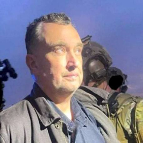 bărbatul suspectat de uciderea unei parlamentare din minnesota și a soțului acesteia, precum și de rănirea gravă a unui alt senator și a soției sale, a fost prins duminică seara după aproape două zile de căutări intense. Vance Boelter, în vârstă de 57 de ani, a fost prins de poliție, conform Mediafax. Potrivit unei plângeri penale citate de Reuters, el este acuzat de două capete de acuzare de crimă de gradul doi și de două capete de acuzare pentru tentativă de omor de gradul doi.