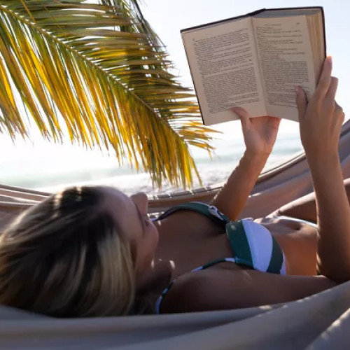 Ce citim vara asta? Oferă-ți o vacanță fără ecrane și rețele sociale, concentrându-te pe citit. În era digitală, în care notificările ne bombardeză constant, cititul pe hârtie devine o alternativă de relaxare și de reconectare cu bucuriile simple ale vieții.