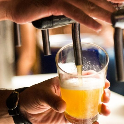 Tânăr de 16 ani prins de poliție după furtul unui dozator de bere la Târgu Jiu