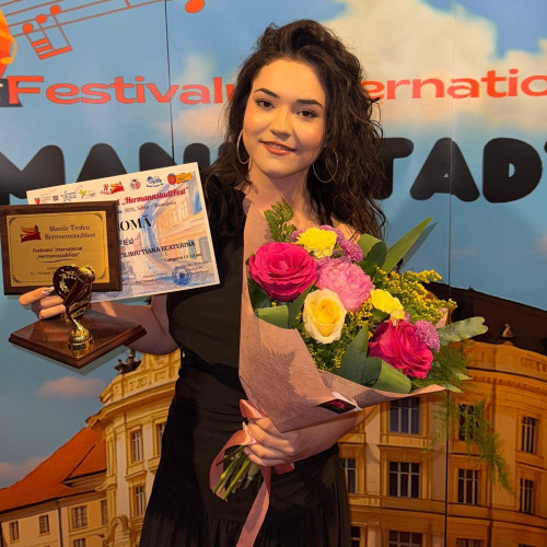 Tânăra artistă Tiana Ecaterina Cilibiu, din Botoșani, a câștigat Marele Trofeu la Festivalul Internațional "HermannstadtFest" ediția a XIII-a, desfășurat în perioada 12-15 iunie 2025 la Sala Thalia a Filarmonicii din Sibiu. Potrivit botosaninews.ro, evenimentul, unul dintre cele mai mari festivaluri muzicale dedicate tinerilor interpreți din România și diaspora, a adunat peste 150 de finaliști din mai multe țări, printre care România, Republica Moldova, Ucraina, Bulgaria, Italia, Serbia și Statele Unite ale Americii.