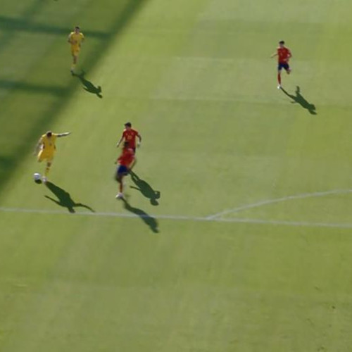 Louis Munteanu, atacantul lui CFR Cluj, a reușit un gol de excepție în partida contra Spaniei, fapt ce i-a adus o nominalizare oficială pentru titlul de &quot;golul etapei&quot; de către UEFA. Potrivit stiridecluj.ro, Munteanu a deschis scorul cu o execuție perfectă, preluând o pasă lungă de la Borza și șutând puternic din marginea careului, direct în vinclu. Chiar dacă România a pierdut cu 2-1, această reușită a fost apreciată la nivel european.