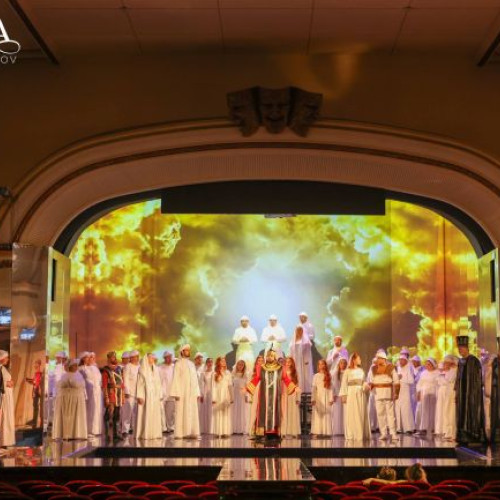 spectacolul "Nabucco" de Giuseppe Verdi, prezentat la Opera Brașov, a avut parte de o primire deosebită din partea publicului și a criticilor în cadrul celei de-a XX-a ediții a Festivalului de Opera, Operetă și Balet 2023, eveniment organizat cu ocazia celor 70 de ani de la înființarea Operei Brașov. Potrivit newsbv.ro, montarea a fost distinsă cu Premiul pentru cel mai bun spectacol al anului 2023 din partea Consortiului Cultural Corona.