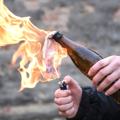 Cearta între doi localnici din Branișca s-a fi putut sfârși tragic, după ce unul dintre ei a fabricat un cocktail Molotov și a încercat să aprindă gospodăria rivalului. Din fericire, incendiul a fost stins înainte să se extindă la construcțiile sau anexele casei respective.