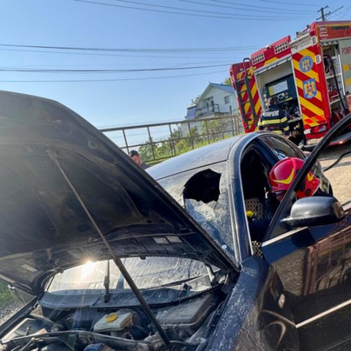 Mașină incendiată într-o curte din Darabani, pompierii au intervenit rapid