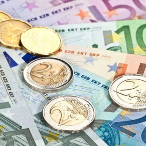 Leul se întărește după revenirea apetitului pentru risc pe piețele internaționale