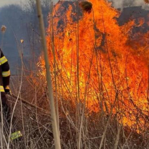 Incendiu grav la Nires, Cluj: un bărbat a fost grav rănit în flăcări