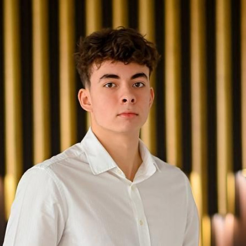 Andreas-David Niculaie, elev în clasa a XII-a la Liceul Internațional de Informatică, a reușit să combine studiile cu sportul de performanță, demonstrând perseverență și ambiție. Potrivit unui interviu acordat ziarului Amprenta, citat de ziarulamprenta.ro, tânărul și-a creat un stil de viață bazat pe muncă și echilibru, ceea ce l-a ajutat să fie acceptat în trei universități de prestigiu din Olanda și Germania: University of Twente, Eindhoven University of Technology și Constructor University.