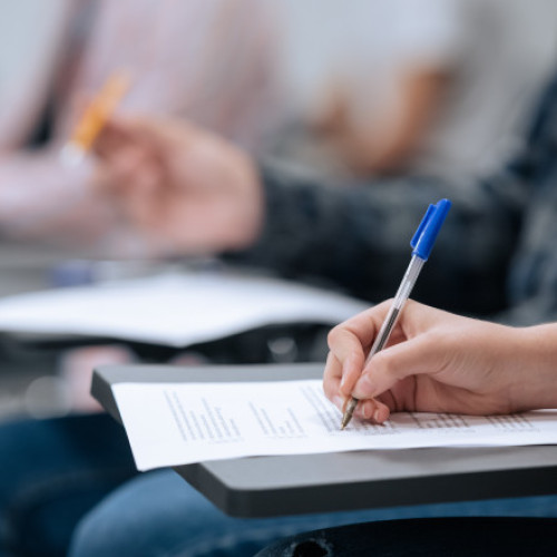 Începând cu sesiunea din 2025, elevii care susțin examenul național de bacalaureat vor avea, pentru prima dată, posibilitatea să vizualizeze lucrările scrise înainte de a decide dacă depun sau nu o contestatie. Potrivit Ministerului Educației și Cercetării, această măsură trebuie să le ofere candidaților șansa de a identifica eventuale greșeli înainte ca rezultatele finale să fie publicate.