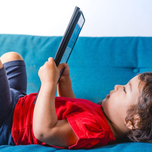 timpul petrecut de copii in fata ecranelor poate provoca probleme emotionale si comportamentale