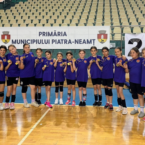 Elevele de la AS Real Hudesti, remarcate la turneul de minihandbal din Moldova