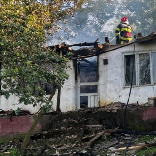 Incendiu în comuna Bozieni, întreaga comunitate, alertată de foc