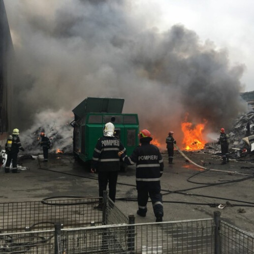 Incendiu la o semiremorcă cu deșeuri în Piatra-Neamț