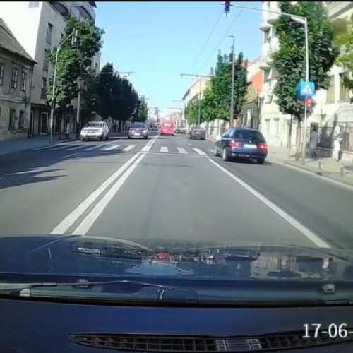 incident grav pe calea motilor: un șofer a ignorat semaforul roșu și a pus în pericol pietoni
