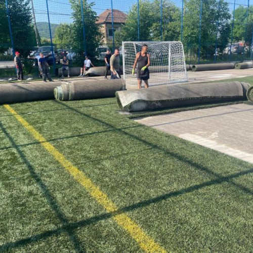 Începerea lucrărilor de înlocuire a gazonului pe terenul de fotbal din Florești