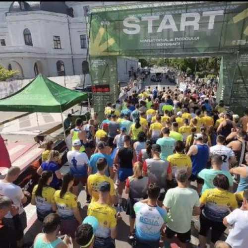 prima ediție a maratonului nordului botoșani s-a încheiat cu succes, aducând împreună peste 400 de participanți din întreaga țară. Evenimentul, desfășurat în weekendul 14-15 iunie, a avut loc pe un traseu urban, care a pus în valoare centrul orașului și patrimoniul local. Organizatorii au inclus trei curse: crosul copiilor, crosul de 10 km și proba principală, semimaratonul.