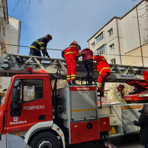 Incendiul de la blocul 7 Sud, sc. C, etajul 2, a fost stins de pompieri