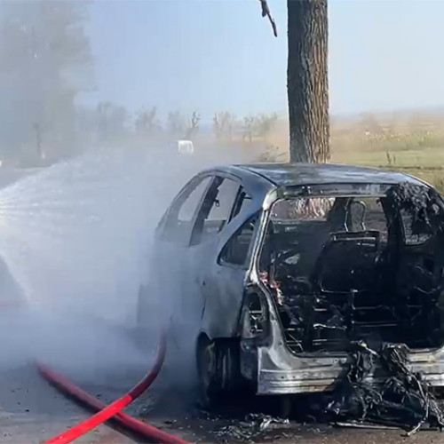 Pompieri intervin pentru stingerea unui incendiu în Palas