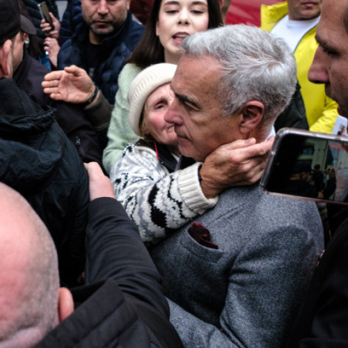 Calin Georgescu, fost candidat independent la alegerile prezidențiale, le-a solicitat susținătorilor să nu întreprindă nimic până în septembrie, când va avea loc o audiere în curtea unui dosar privind o amendă primită de la Autoritatea Electorală Permanentă. Potrivit lui Georgescu, în luna aprilie, AEP i-a emis un proces-verbal de amendă în valoare de 200.000 lei. El notează că a plătit jumătate din sumă în termenul legal și a contestat amenda în instanță, cu termen de judecată stabilit pentru septembrie 2025. Într-o postare publicată pe Facebook, fostul candidat a spus: „Termenul de judecată este în septembrie 2025, iar până atunci vom reveni cu noutăți în funcție de evoluția dosarului.”