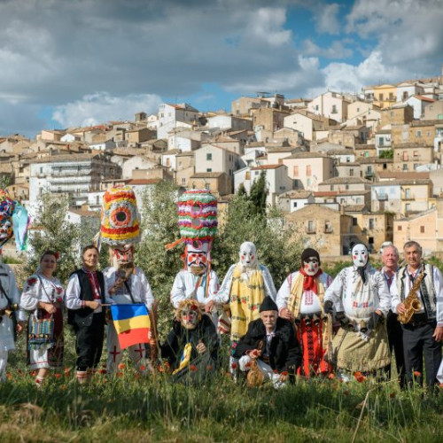 cucii din branești, în prima lor incursiune internațională, au impresionat la Tricarico, Italia, după participarea la un festival similar în Portugalia