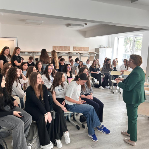 Elevii din clasa a X-a de la colegiul național „Mihai Eminescu” din Botoșani au transformat sala de clasă într-un spațiu dedicat ideilor de afaceri. În loc să stăpânească doar formule și reguli gramaticale, acești elevi au avut ocazia să exploreze lumea antreprenoriatului și să-și dezvolte propriile proiecte.