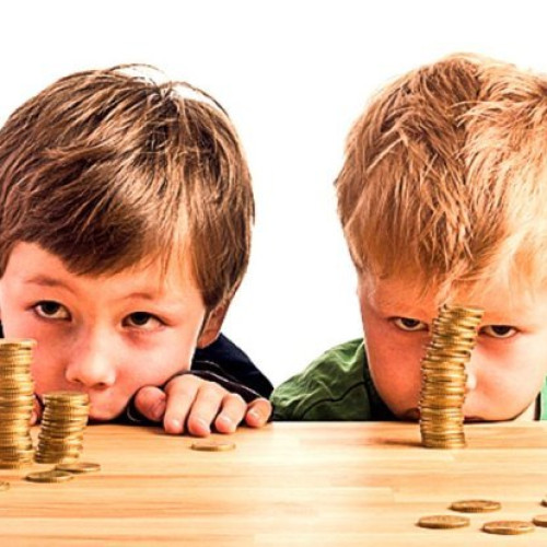 Românii care muncesc în Germania pot solicita alocație pentru copii, chiar dacă familia lor locuiește în alt stat din Uniunea Europeană sau în Elveția. Potrivit informațiilor citate de ziaruldeiasi.ro, condiția principală este ca unul dintre părinți să fie angajat în Germania și să desfacă o activitate profesională acolo.