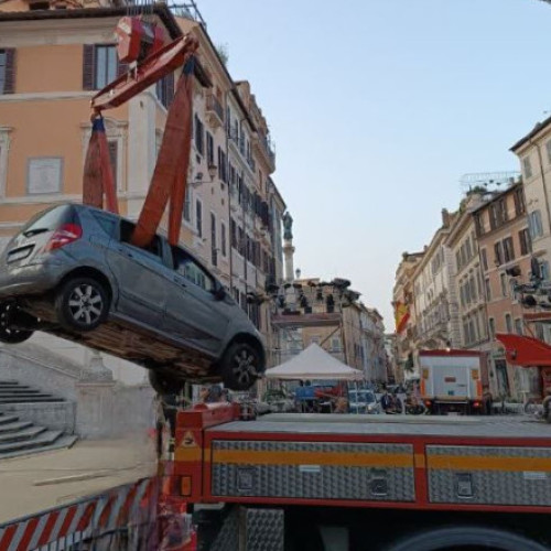 Bătrân de 80 de ani rămâne blocat cu mașina pe Treptele Spaniole din Roma